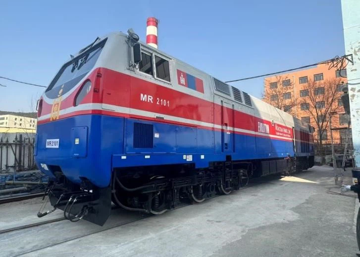 Milyen fejlesztések vannak a mozdony felújítása során a fülke elrendezésében?